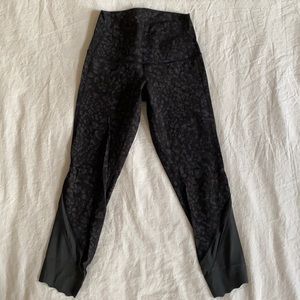 Wunder Under 23” Scalloped Leggings
